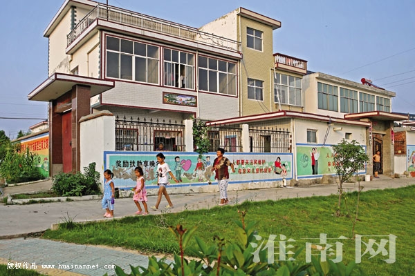 潘集区架河镇紧紧围绕发展乡村旅游,建设美丽架河主线,全面推进美丽小镇建设。近年来,先后投资1200万元用于道路交通、污水排放、电力通信、绿化亮化美化等基础设施建设,多方面夯实美丽小镇物质基础。如今,建设美丽小镇的实践不仅在架河生根发芽、枝繁叶茂,而且带动了乡村旅游的发展。西瓜、葡萄、油桃、有机五谷杂粮等淮河湾系列农副产品已成为架河的招牌。(淮南网记者 倪军)