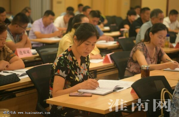 在推动脱贫攻坚和乡村振兴中发挥表率作用
