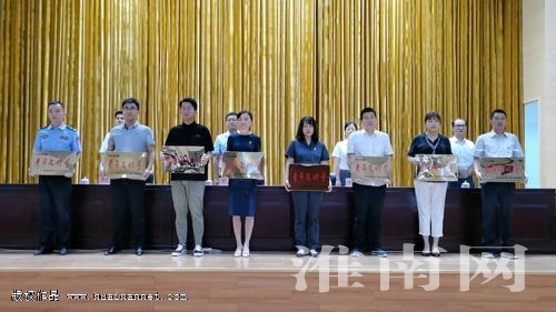青春与文明相伴 发展与安全同行