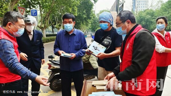 中国旅游日，志愿者引领文明旅游新风尚